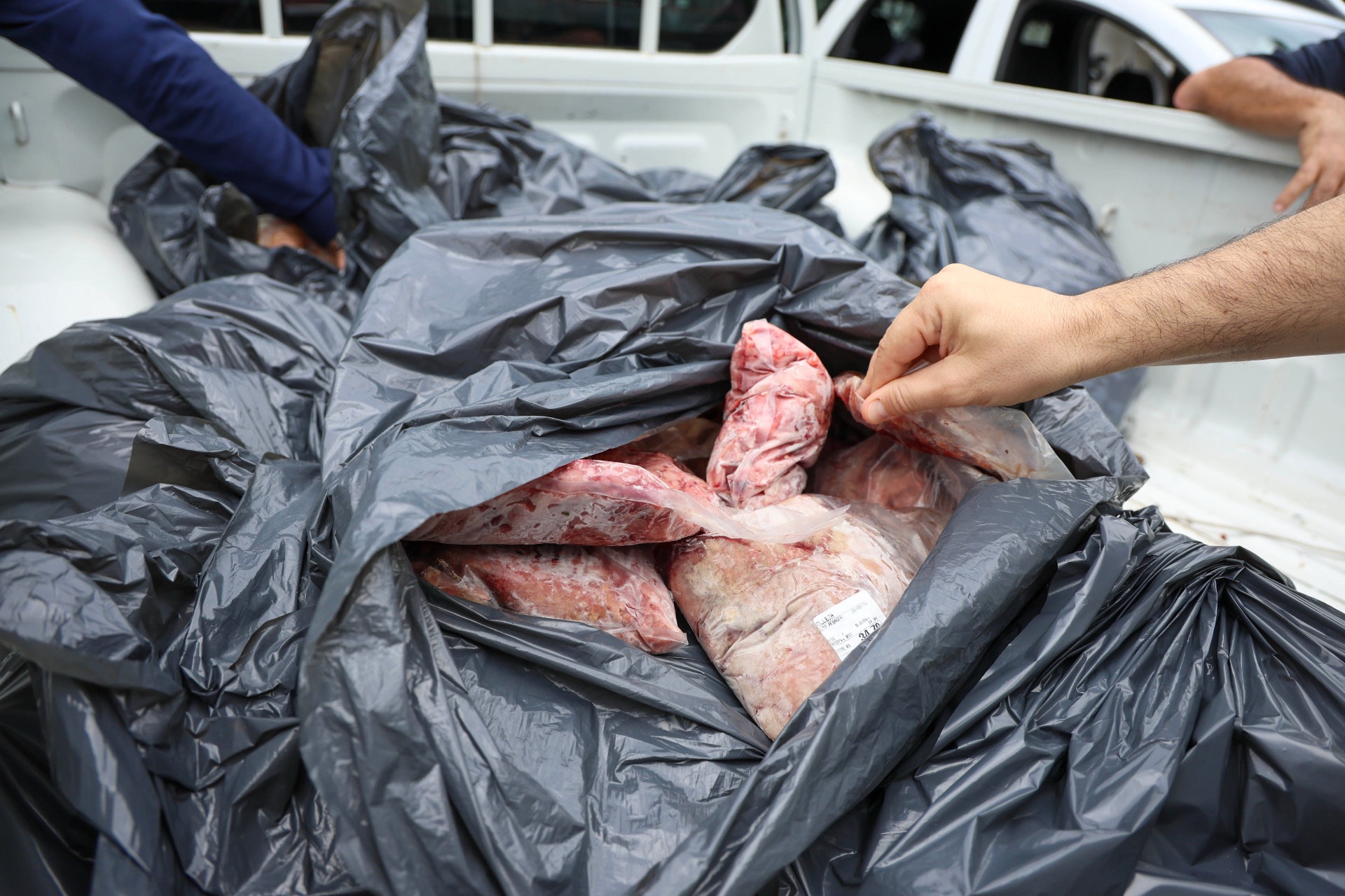 Fiscalização apreende 170 quilos de alimentos em açougue de Florianópolis