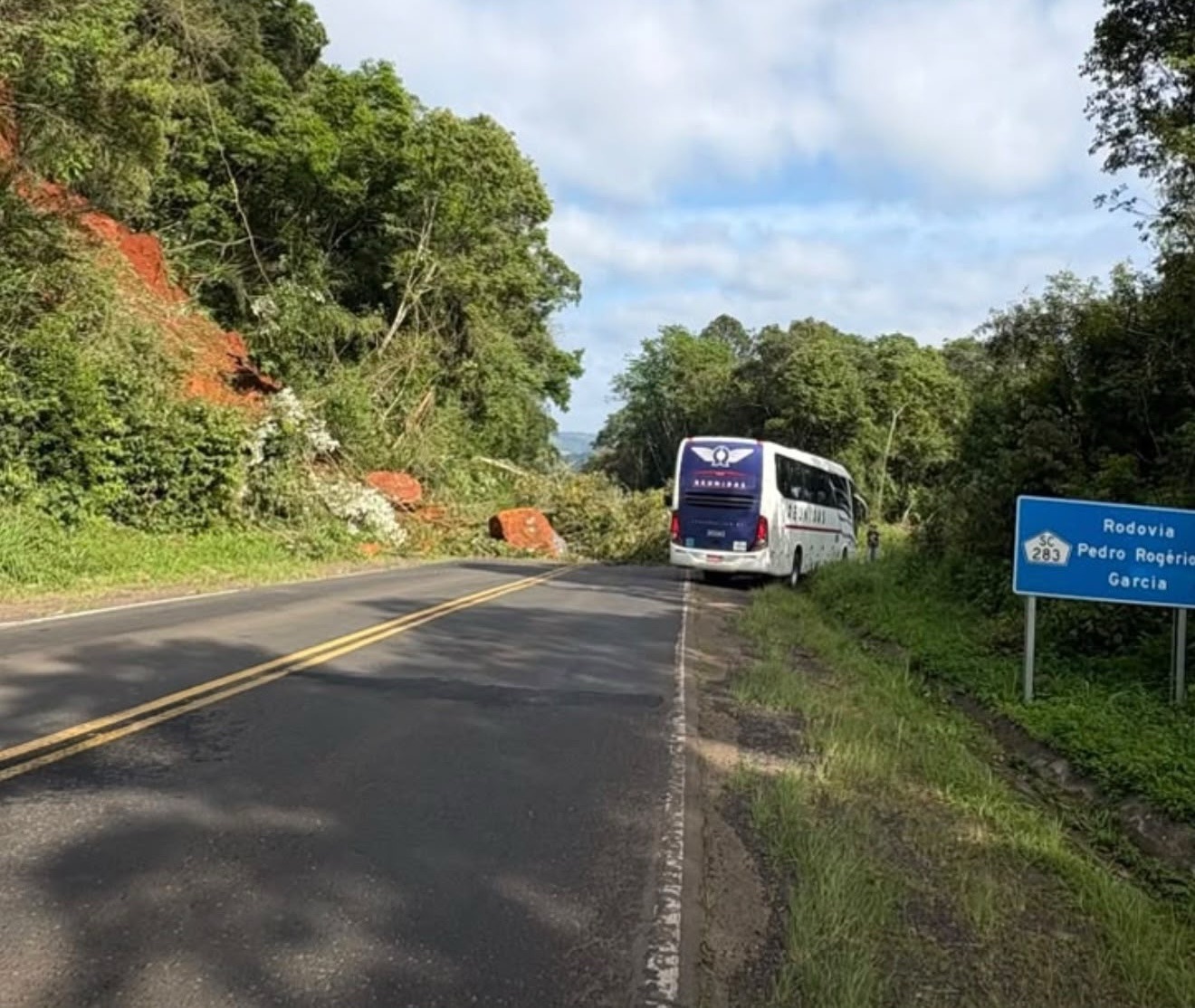Terra e árvores atingem SC-283 e deixam tráfego em meia pista no Oeste de SC