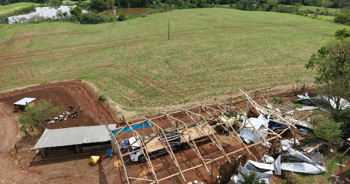 Temporais atingem 242 habitações em SC e deixam casas destruídas