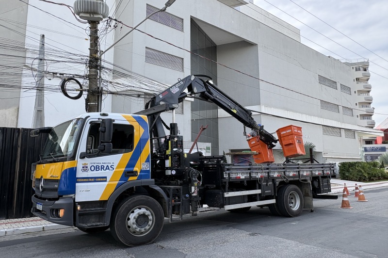 Itajaí já retirou 11 toneladas de fios abandonados em postes da cidade