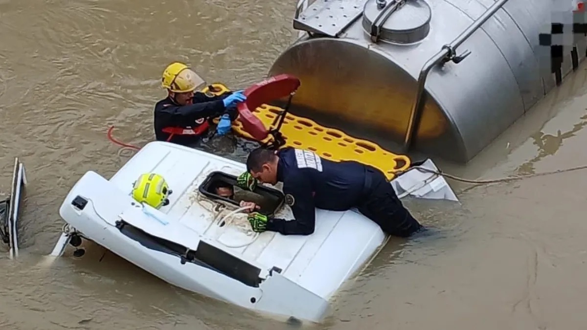 Motorista respira por tubo durante resgate de caminhão submerso em rio de SC
