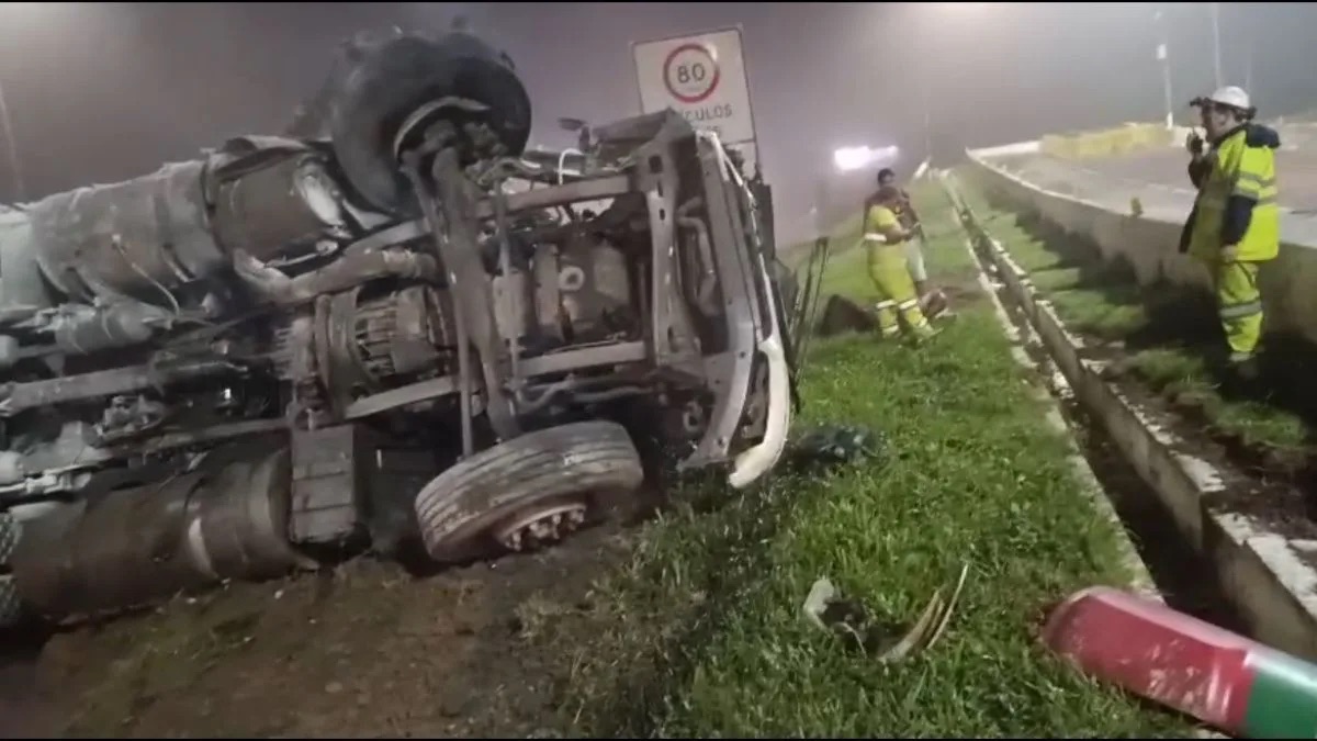 Caminhão fica destruído após acidente e bloqueia BR-376 no sentido SC