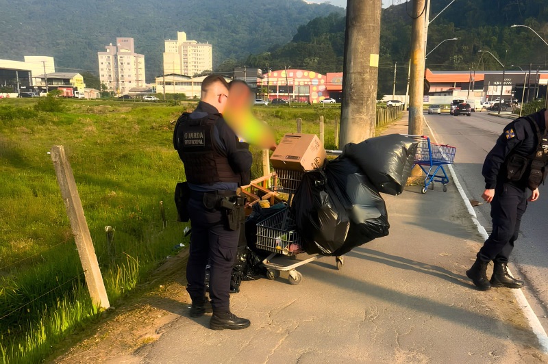 Do mercado para o entulho: 12 carrinhos acabam recolhidos nas ruas de Itajaí