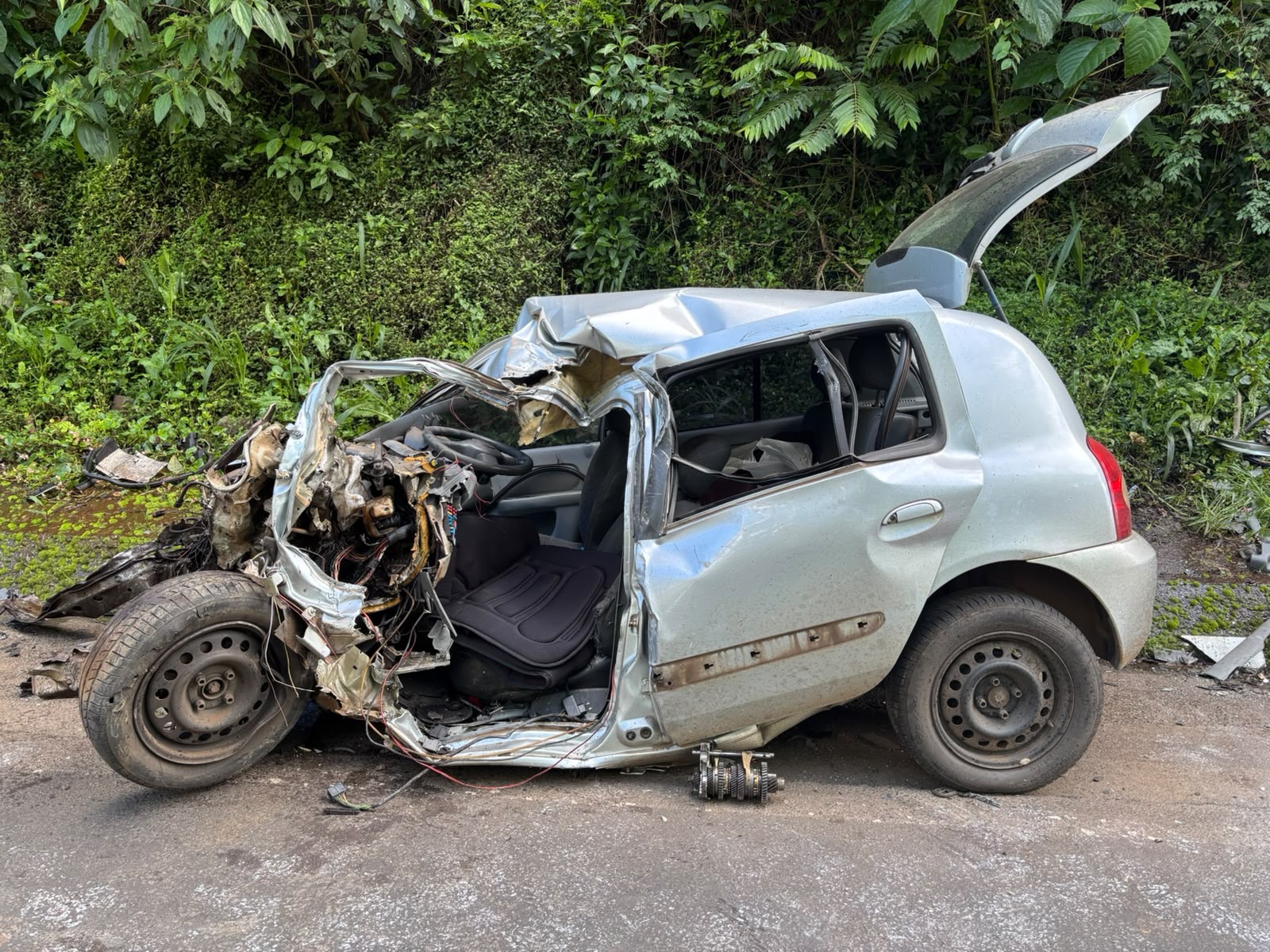 Motorista de 26 anos morre em batida entre carro e caminhão na SC-157