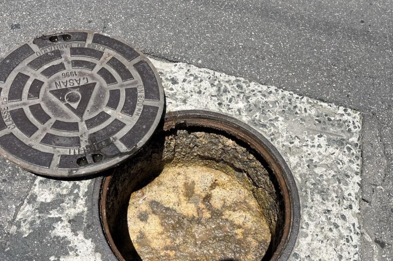 Lenços umedecidos entopem rede e provocam extravasamento de esgoto em Balneário Camboriú