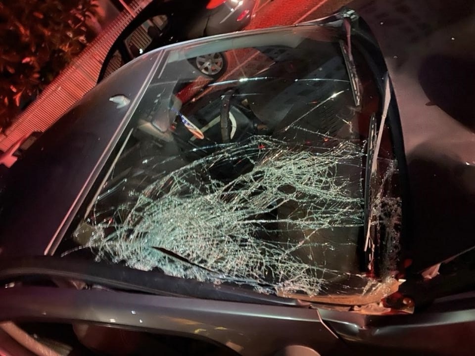 Motorista avança contra policial, foge de fiscalização e bate em poste em SC