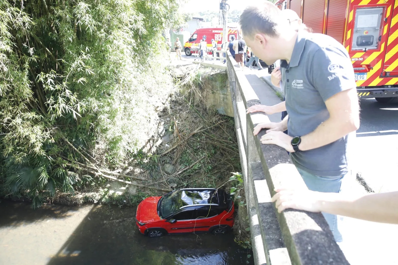 Vídeo mostra carro caindo em ribeirão antes de populares pularem na água para salvar motorista em Blumenau