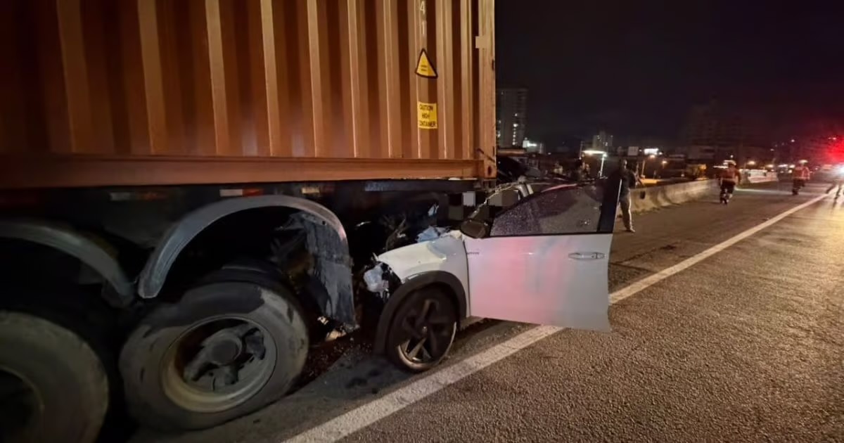 Motorista morre após carro bater na traseira de caminhão na BR-101