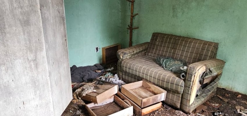 Abandono e sujeira: prefeitura retoma casa de programa habitacional em Chapecó