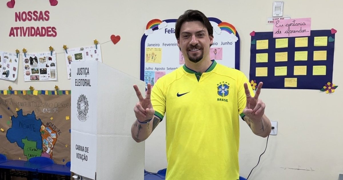 Jair Renan Bolsonaro vota de camisa da Seleção em Balneário Camboriú e tenta ser deputado federal