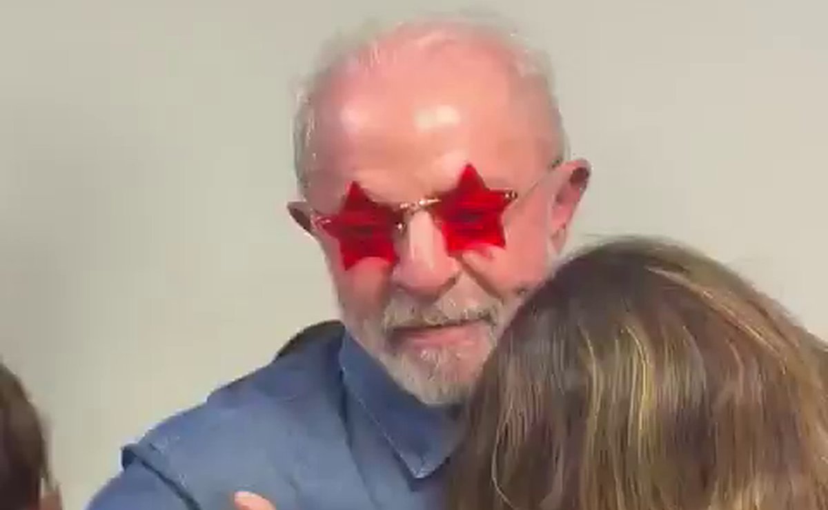 Janja se emociona e é consolada por Lula após confirmação da vitória