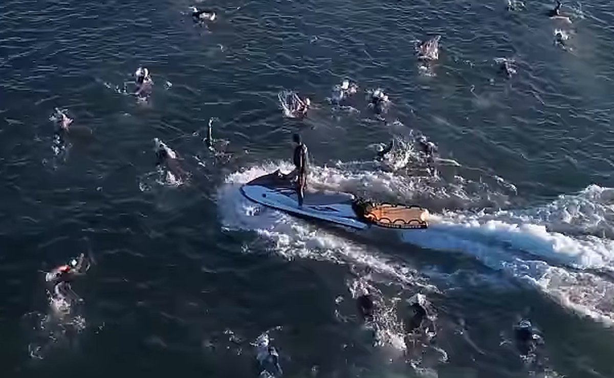 VÍDEO: jet ski de resgate corta pelotão de nadadores do Ironman em Florianópolis e passa entre os atletas