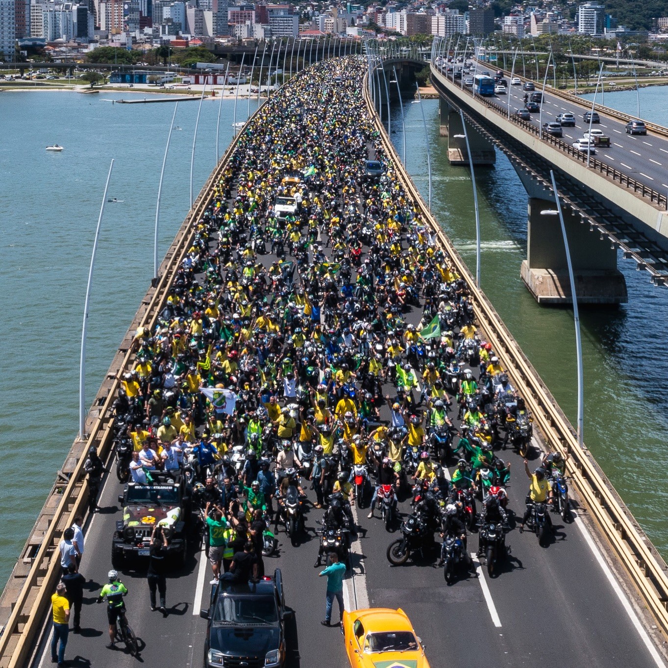 Ponte que liga a Ilha ao Continente tomada pela motociata