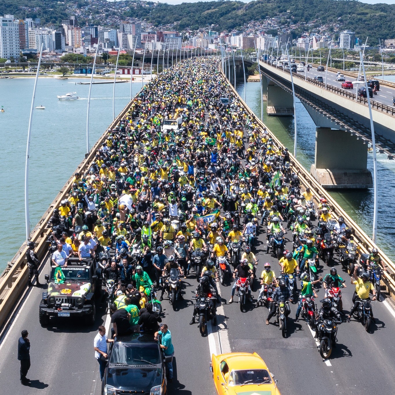 Motociclistas de verde e amarelo ocupam as pistas da ponte