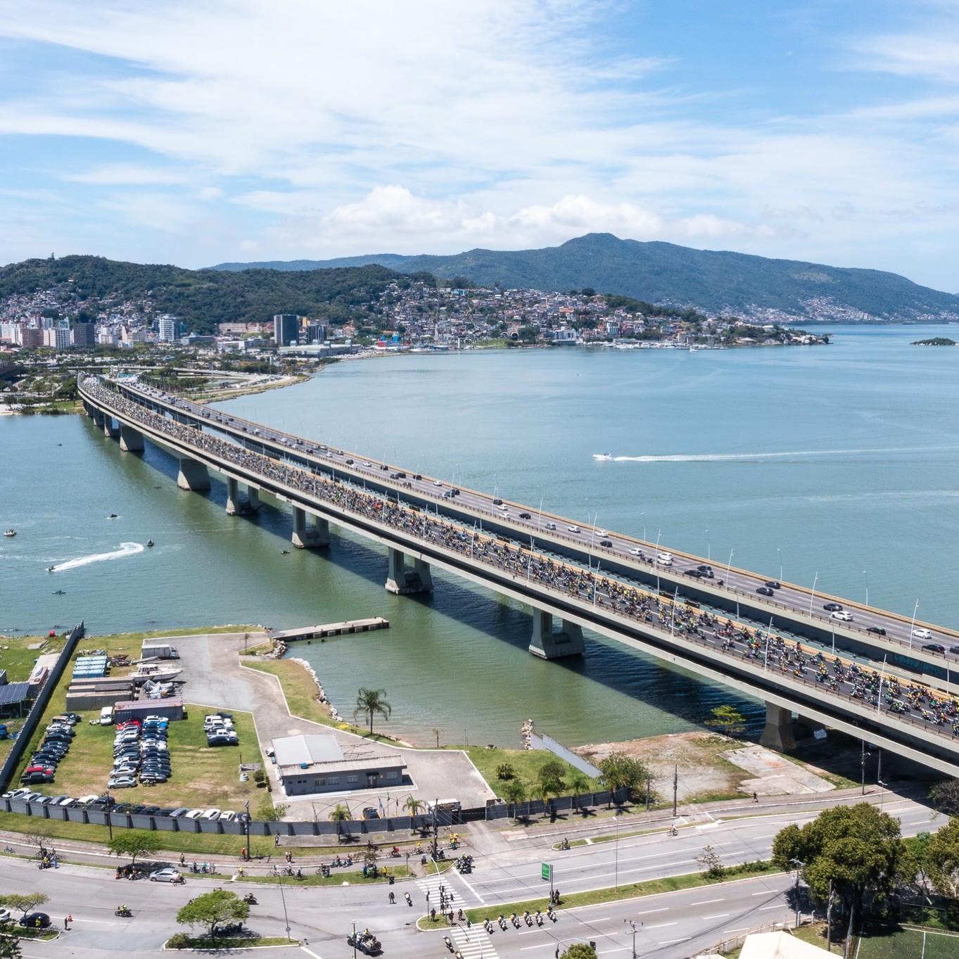 Vista aérea da ponte durante a motociata em Florianópolis