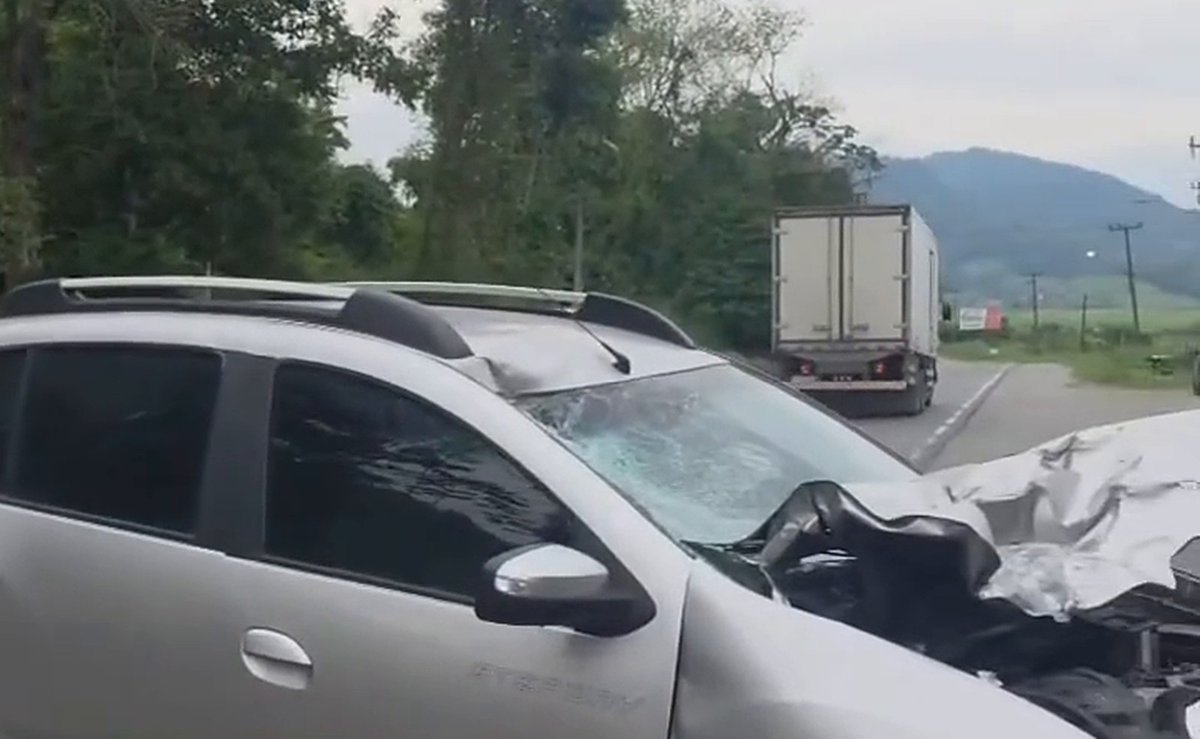 Moto fica destruída e jovem trabalhador de 19 anos morre após batida de frente com carro em SC