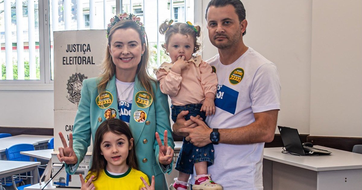Casal de candidatos, Júlia Zanatta e Guilherme Colombo votam com as filhas em Criciúma