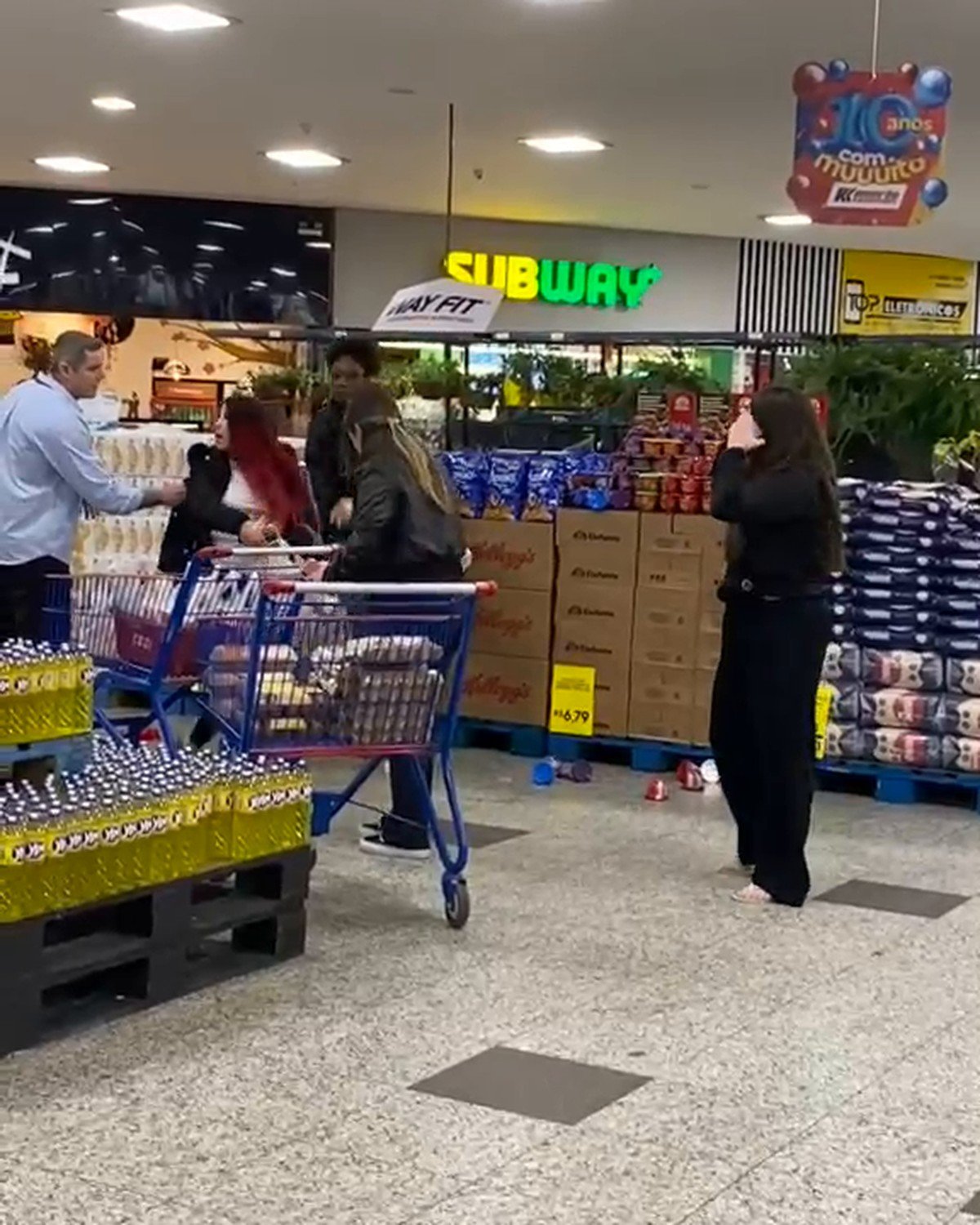 “Ladrona!”: cliente acusa outra de roubar do carrinho e a briga estoura no meio das compras em mercado de SC