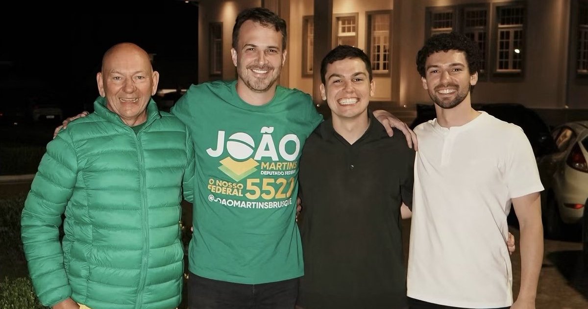 Declarado inelegível pelo TSE, Luciano Hang oficializa apoio em foto ao lado de João Martins em SC