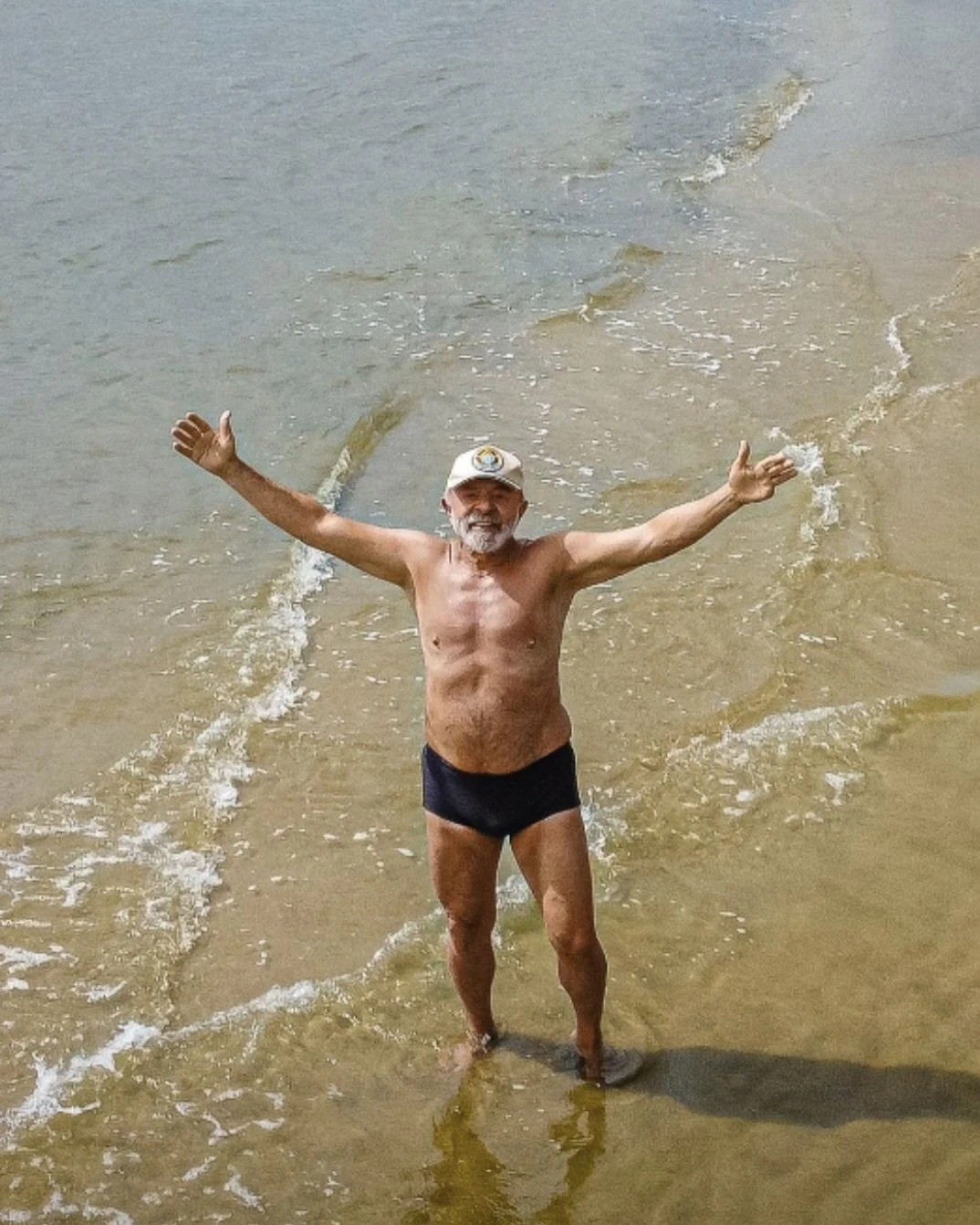 Lula na praia, de braços abertos