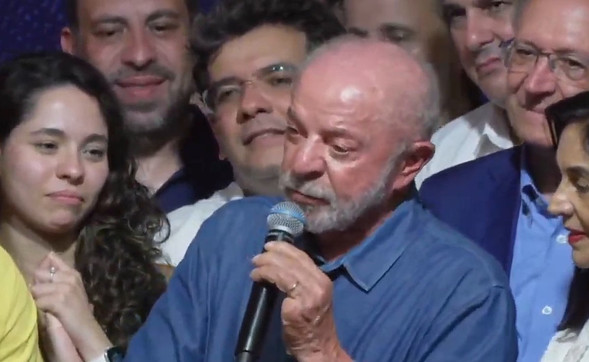 Lula no discurso da vitória: Eu fui escolhido por Deus. Tem o dedo de Deus na minha cabeça