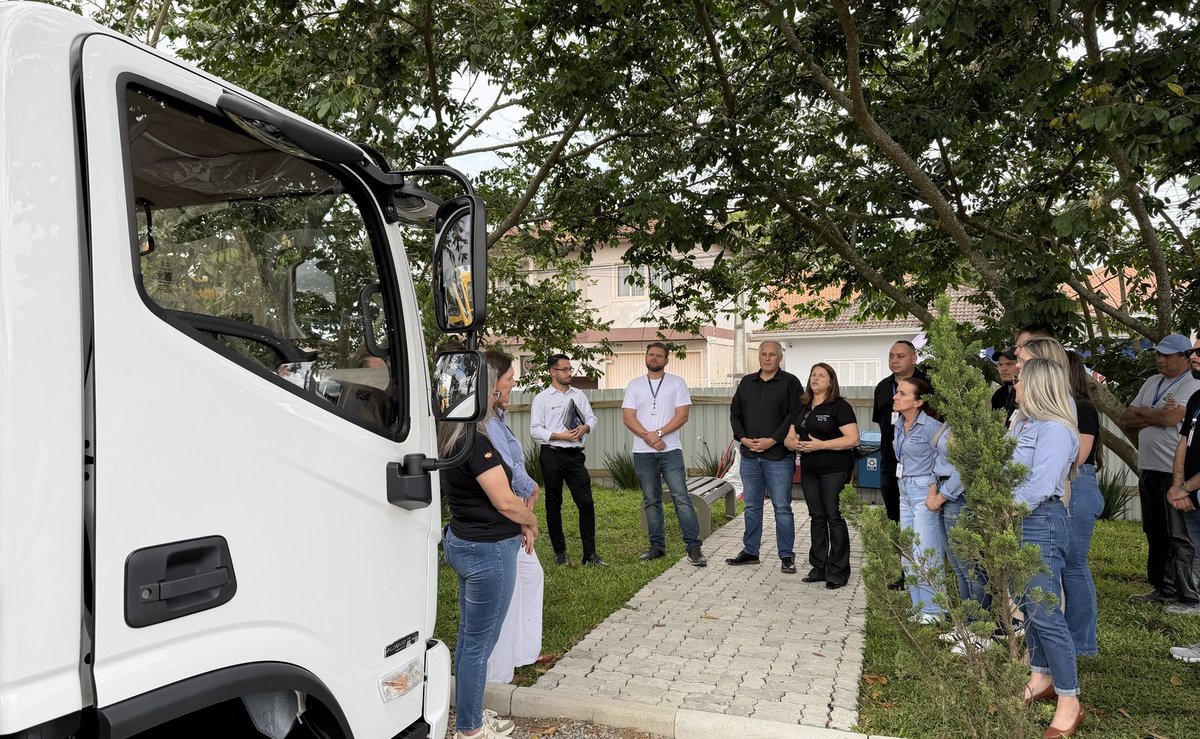 Caminhão da merenda ia para a oficina toda semana e, após dez anos de pedidos, Tijucas ganha novo veículo