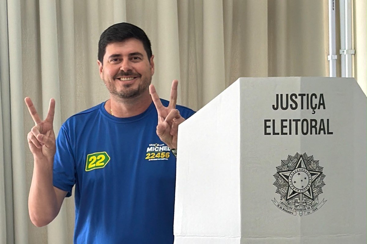 Michel Schlemper (PL), candidato a deputado estadual, vota em São José ao lado da esposa