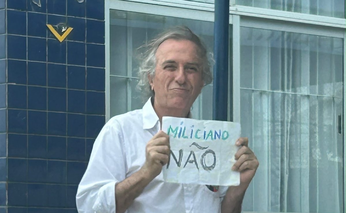“Miliciano não”: homem leva cartaz à escola de votação e é abordado por boca de urna em Florianópolis