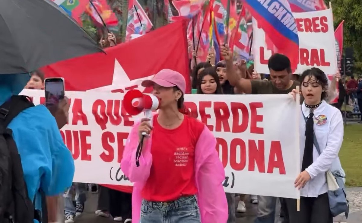 Debaixo de chuva, militância pró-Lula faz caminhada pela “virada” em Itajaí na véspera da eleição