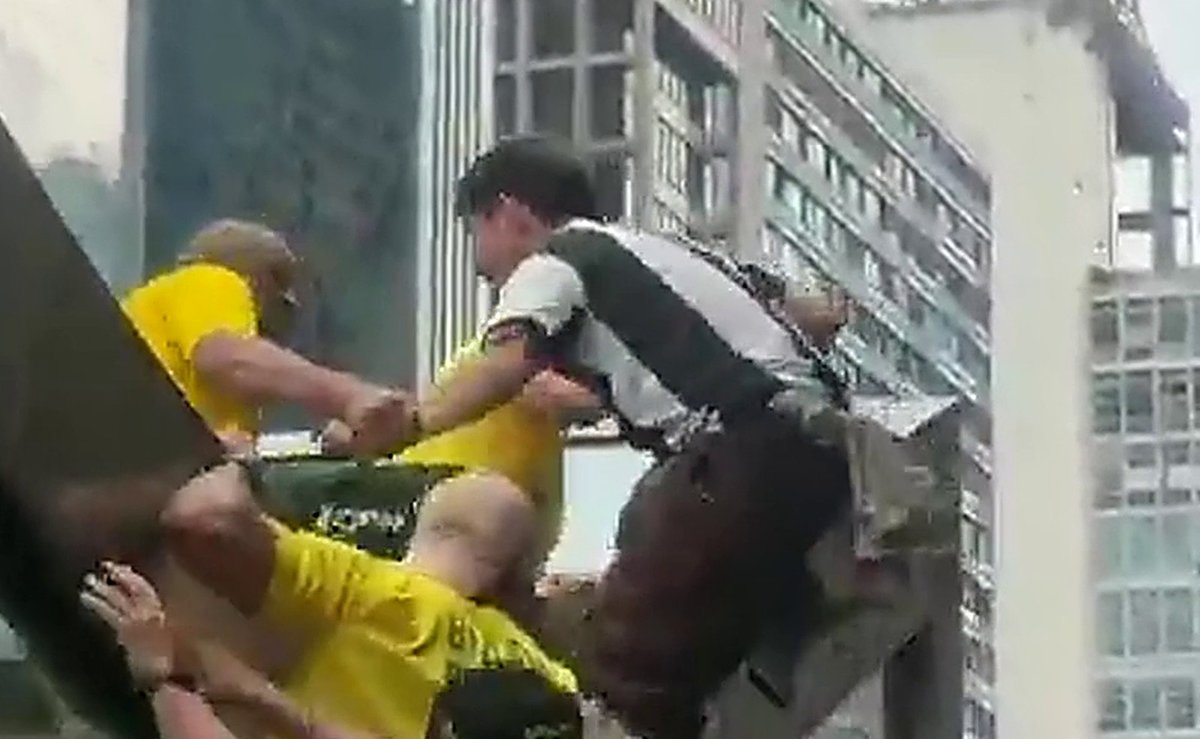 Militante tenta subir em estação do metrô na Avenida Paulista e é retirado por apoiadores do Flávio Bolsonaro