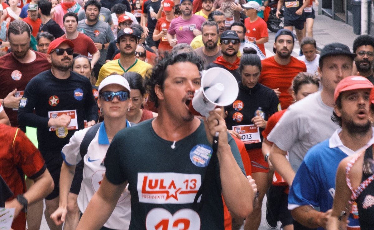 Militantes levam o “Corre com Lula” ao pé da letra e saem correndo por Florianópolis antes do 2º turno