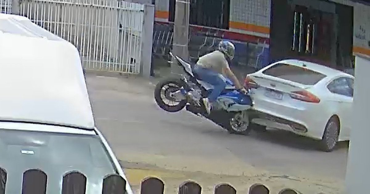 Câmera flagra moto atingindo traseira de carro e motociclista sendo arremessado em Santa Catarina