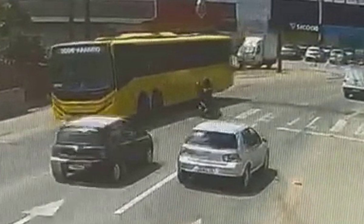 Câmera flagra motociclista que cai durante ultrapassagem e morre atropelado por ônibus em Joinville