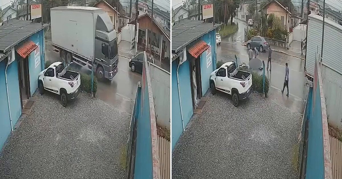 Motociclista some embaixo de caminhão que saía de rua lateral em Brusque; câmera flagrou tudo