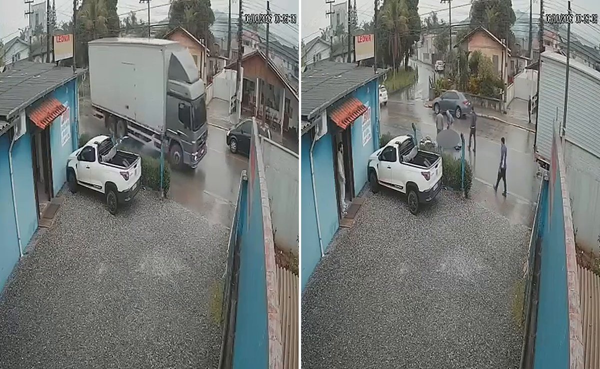Motociclista some embaixo de caminhão que saía de rua lateral em Brusque; câmera flagrou tudo