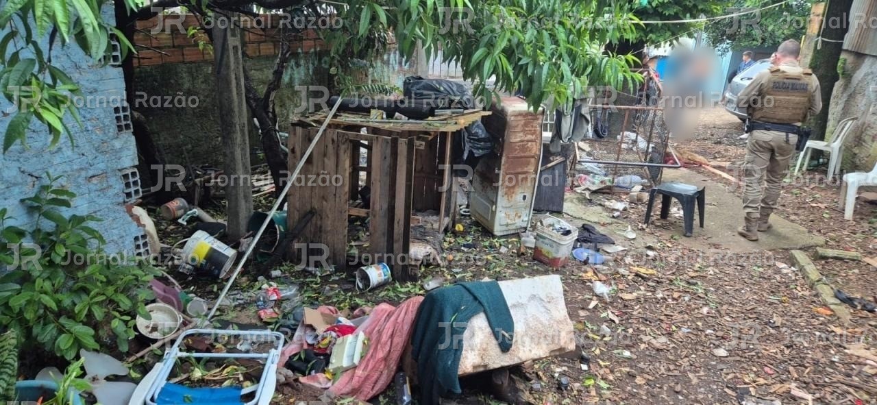 Quintal da casa, tomado por entulho e lixo
