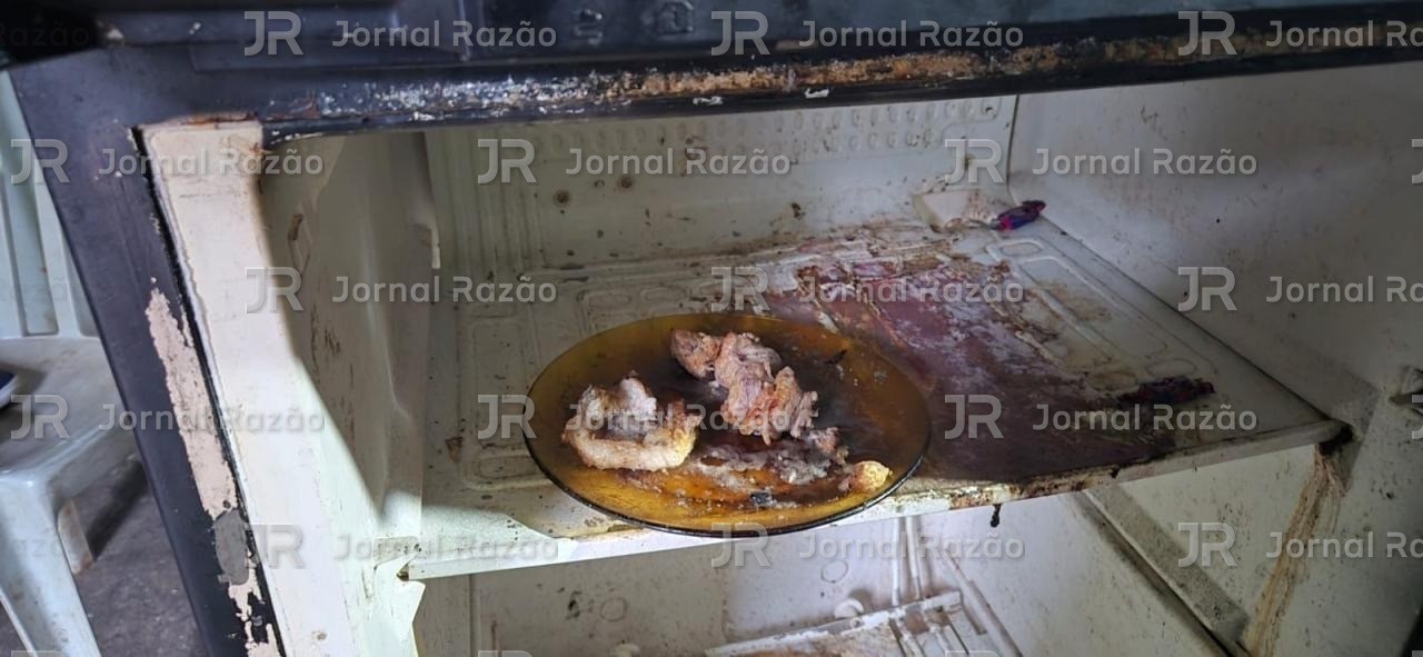 Prato com restos de comida dentro da geladeira