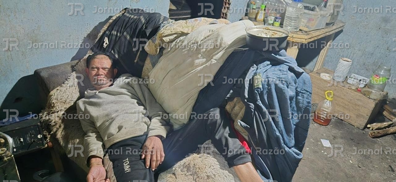 Homem deitado em um sofá dentro da casa