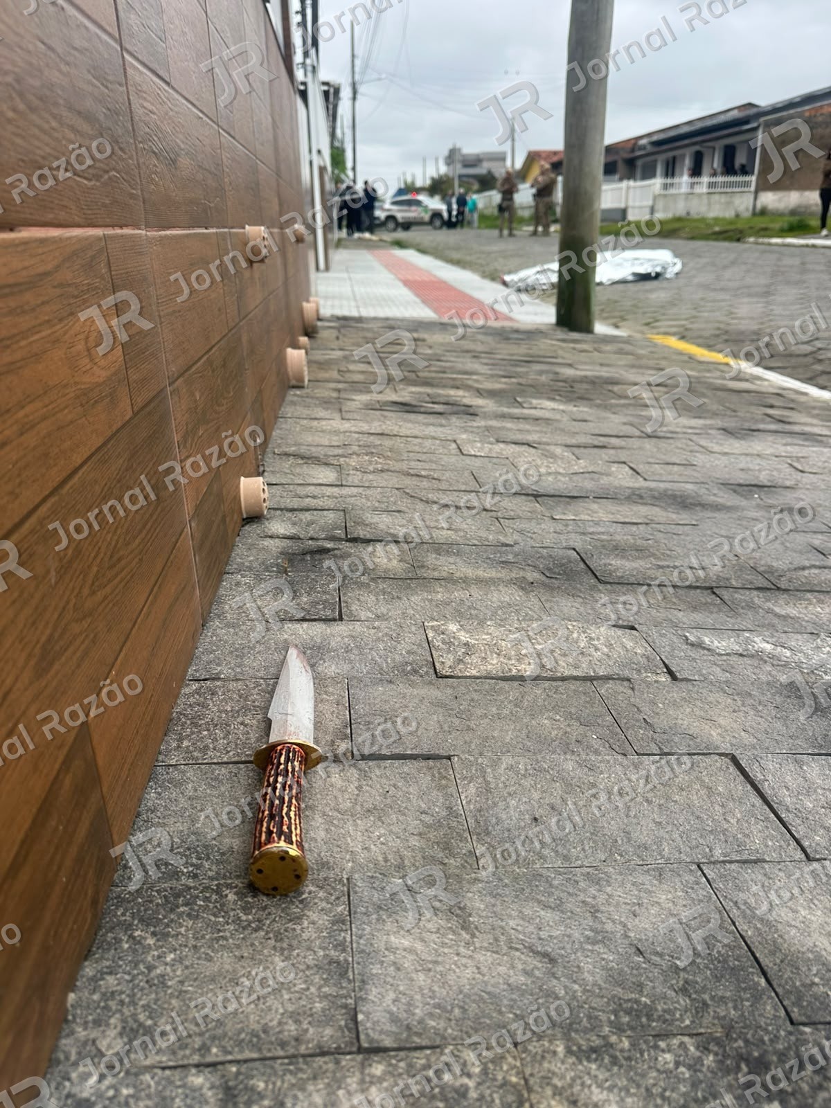 Faca usada no crime ficou na calçada, perto de onde uma das vítimas caiu (Foto: Portal Agora)