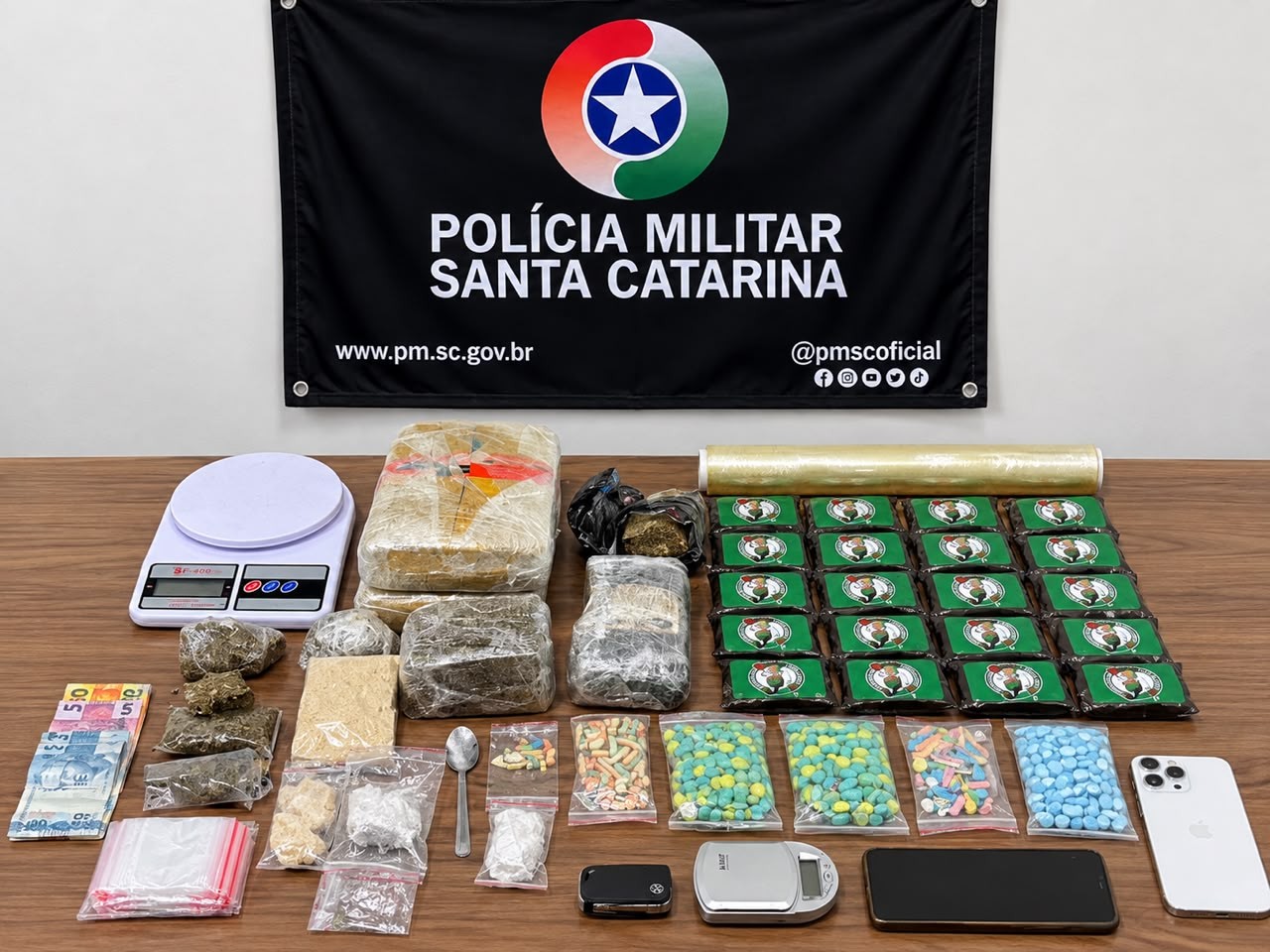 Drogas, balanças e celulares apreendidos na operação em Tijucas