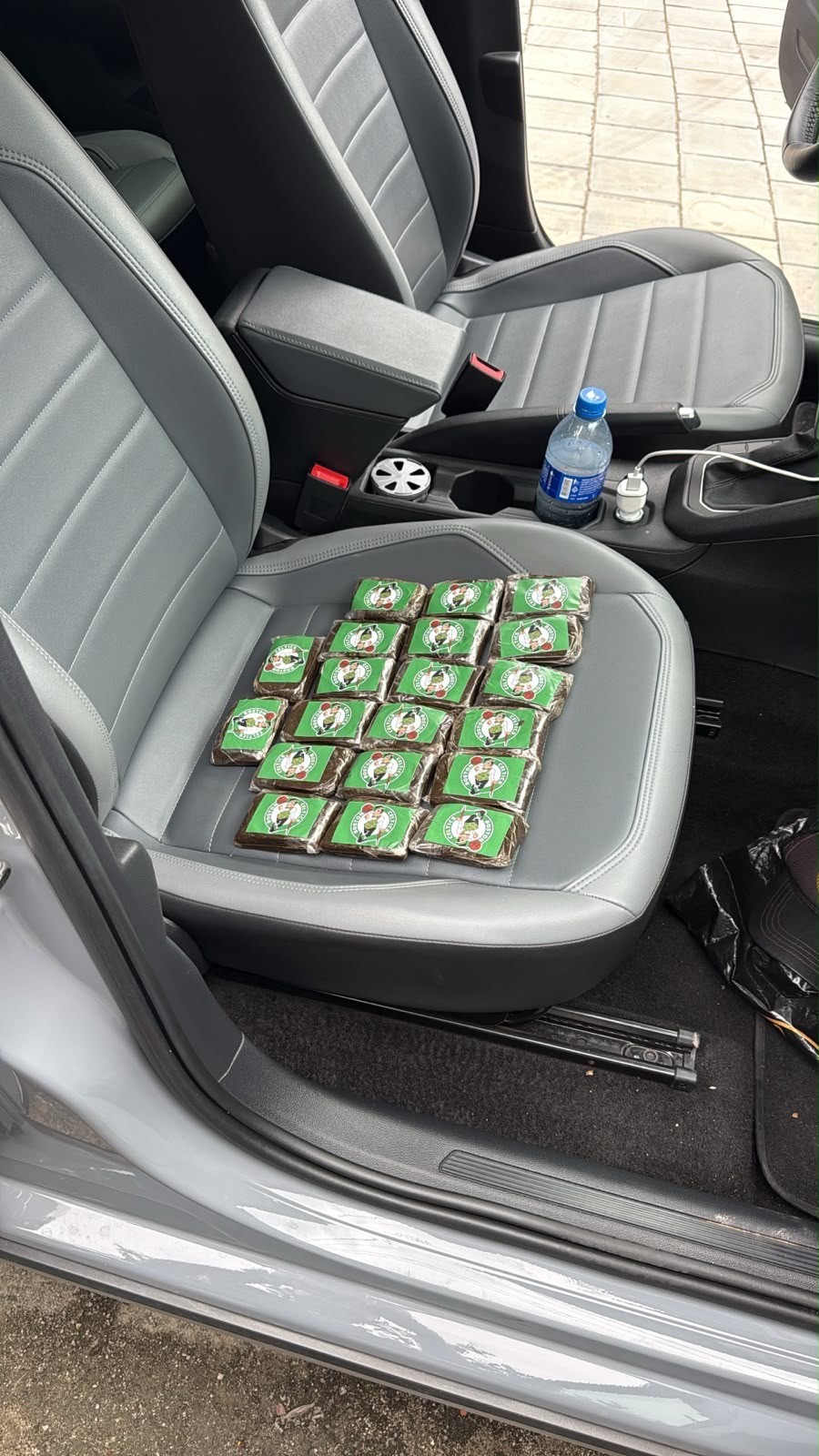 Os 20 tabletes de dry com adesivo do Boston Celtics no banco do Volkswagen Nivus
