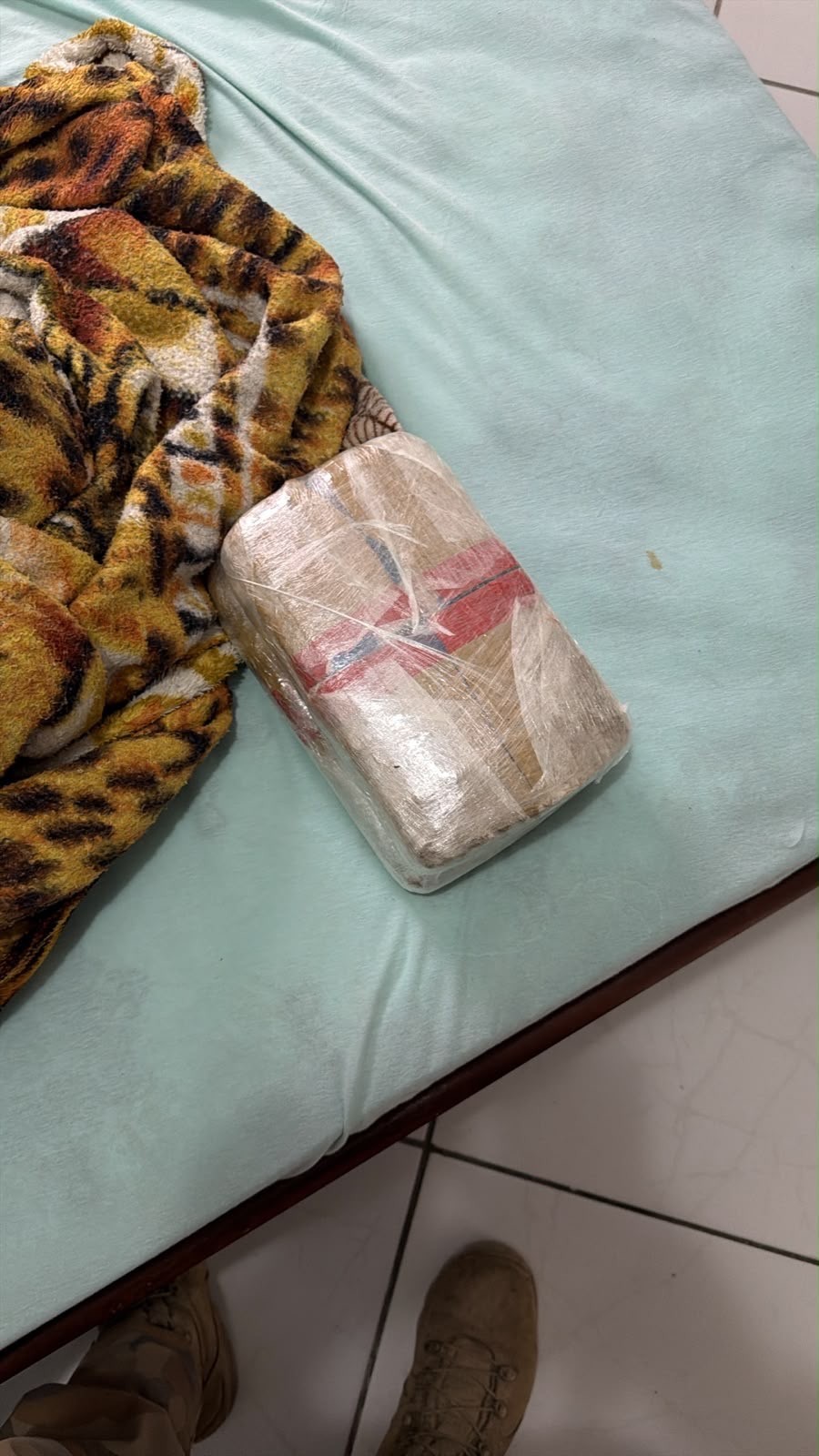 Tablete de maconha encontrado em cima de uma cama