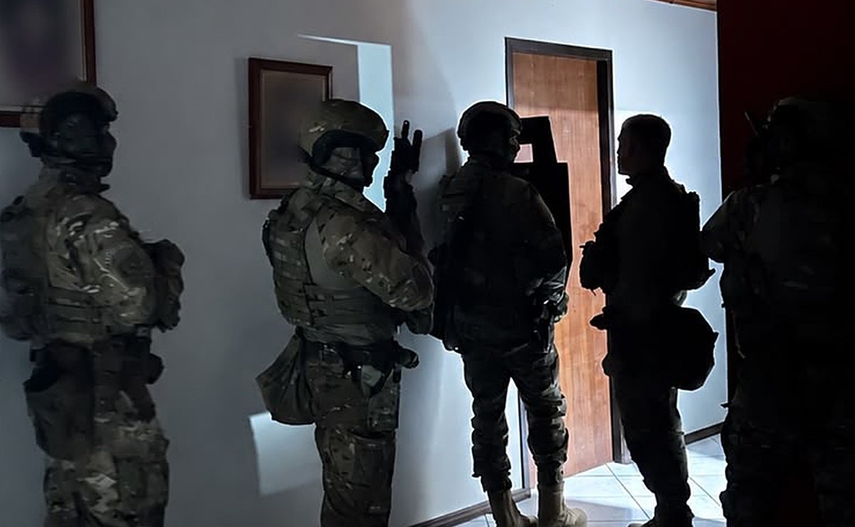 Pai se tranca no quarto com a filha de 4 anos, ameaça a PM com “surpresinha” e acaba preso pelo BOPE em SC