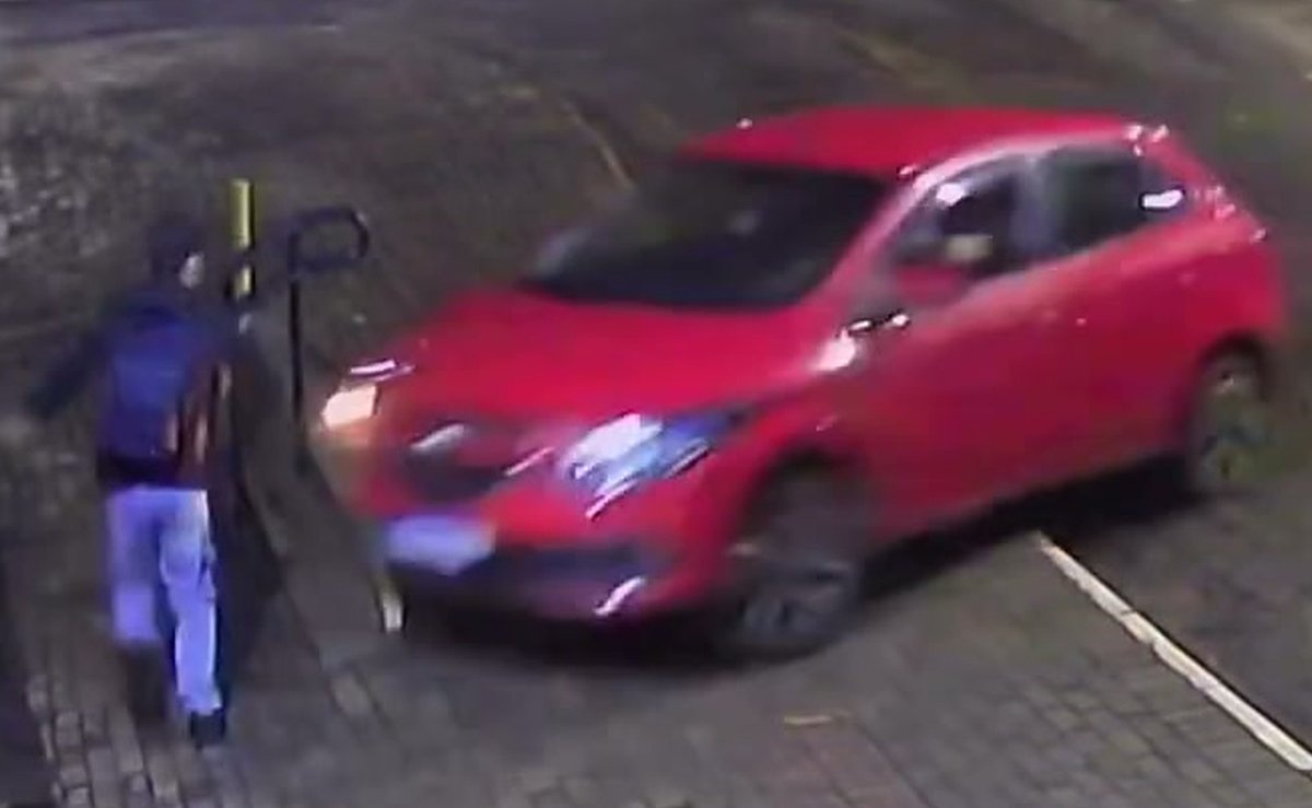 Câmera flagra pedestre escapando por pouco de carro que invade calçada em Chapecó; motorista vai embora