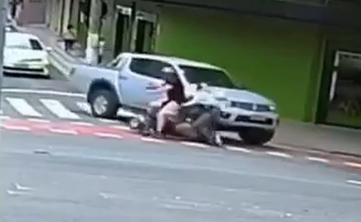 Pedestre fora da faixa, autopropelido na calçada e outro na contramão: vídeo flagra combo de erros em Blumenau