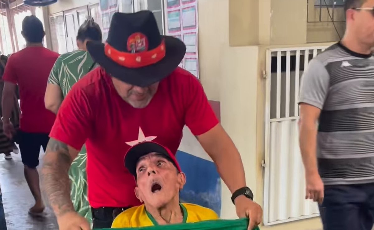 “Nossa arma secreta”: petista leva idoso de cadeira de rodas e boné do Lula para votar e gera polêmica