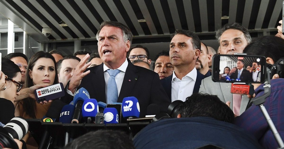 URGENTE: PGR dá aval para Flávio Bolsonaro voltar a visitar o pai preso e decisão fica com Moraes