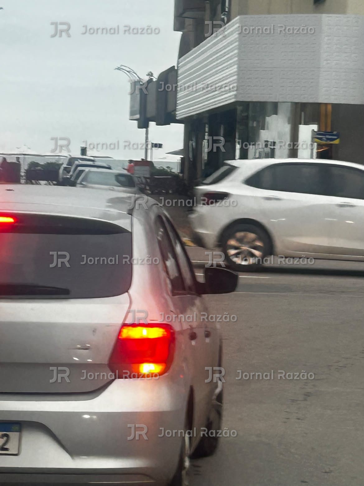 Carro prata usado na fuga, fotografado por uma testemunha em Itapema