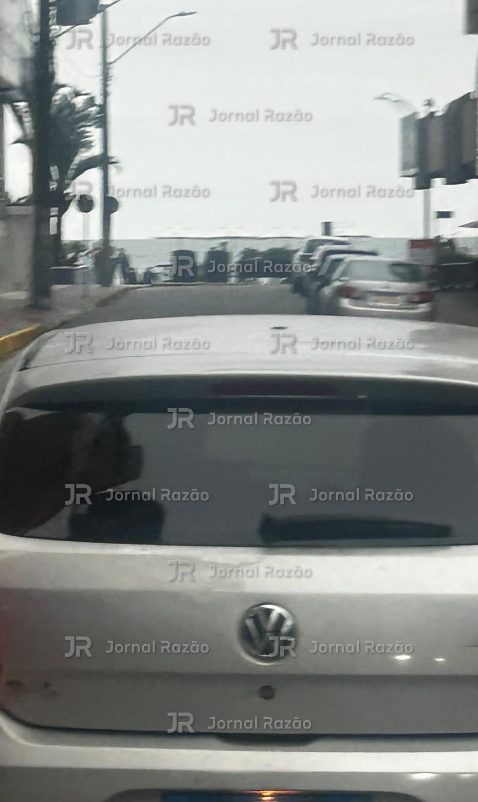 Outra foto do carro durante a fuga