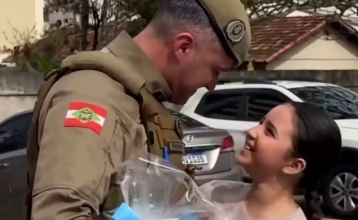 Policial militar chora ao ouvir pelo rádio da viatura a declaração da filha no aniversário em SC